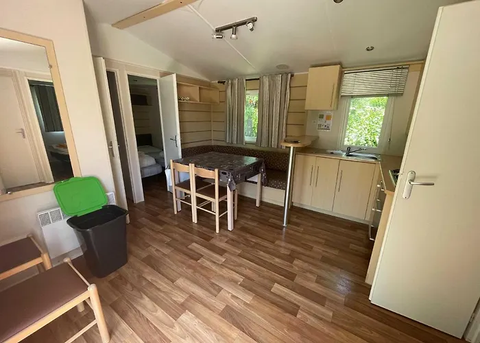 Le Convivial مكان تخييم *