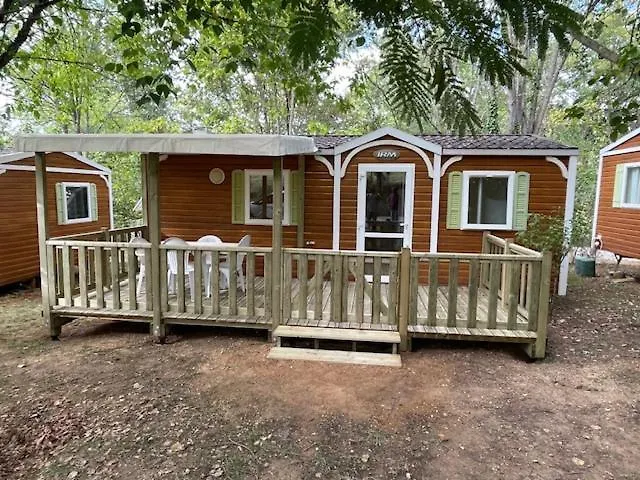 Le Convivial مكان تخييم *